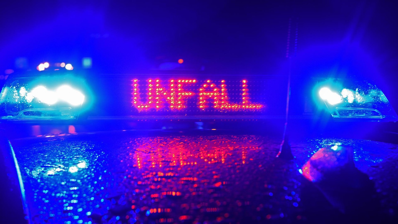 Beim-Zusammensto-zweier-Fahrzeuge-wird-ein-Benz-von-der-Stra-e-gesto-en