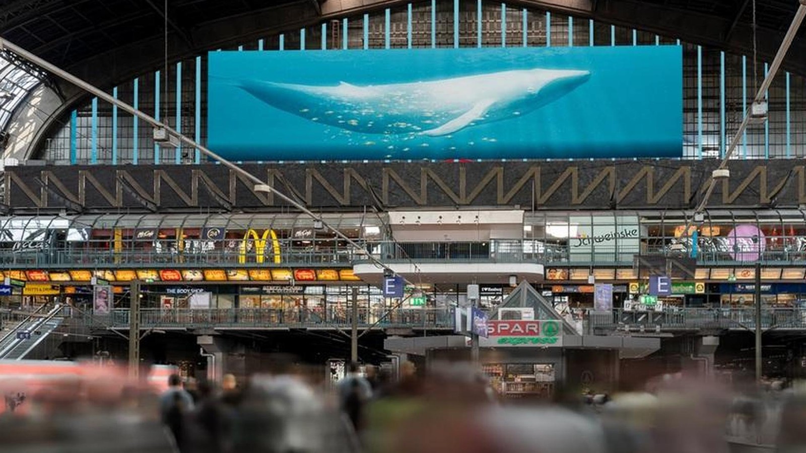 Kritiker-emp-rt-geplanter-Monsterscreen-im-Hauptbahnhof-obsz-n-