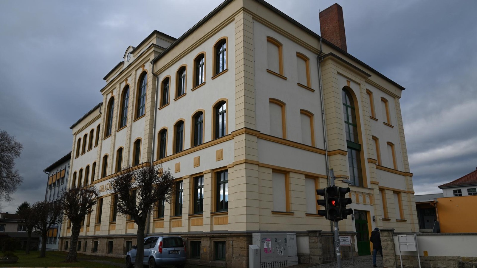 Lehrer-in-Haft-Wie-das-Trauma-im-Orlatal-Gymnasium-aufgearbeitet-wird