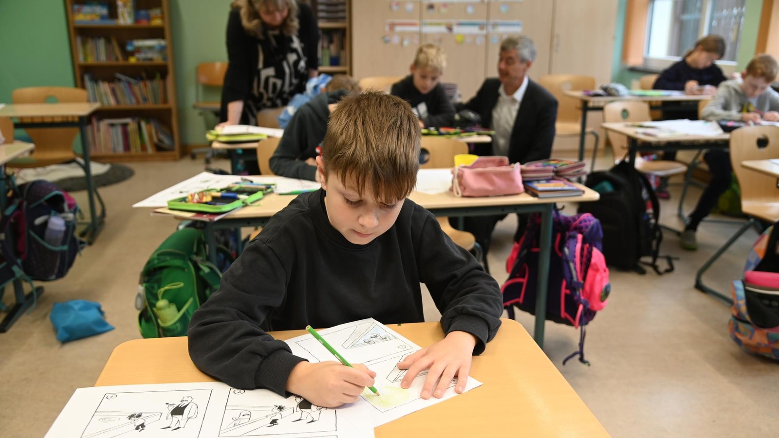 Warum-ein-Bank-Chef-zuschaut-wie-Sch-ler-eine-Geschichte-im-Klappbilderbuch-fortsetzen