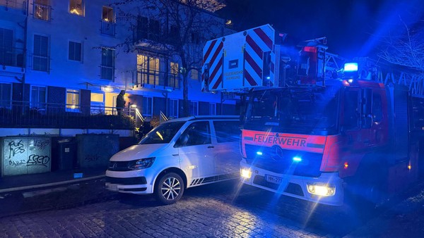 Bett steht in Flammen: Zwei Personen gerettet – eine verletzt