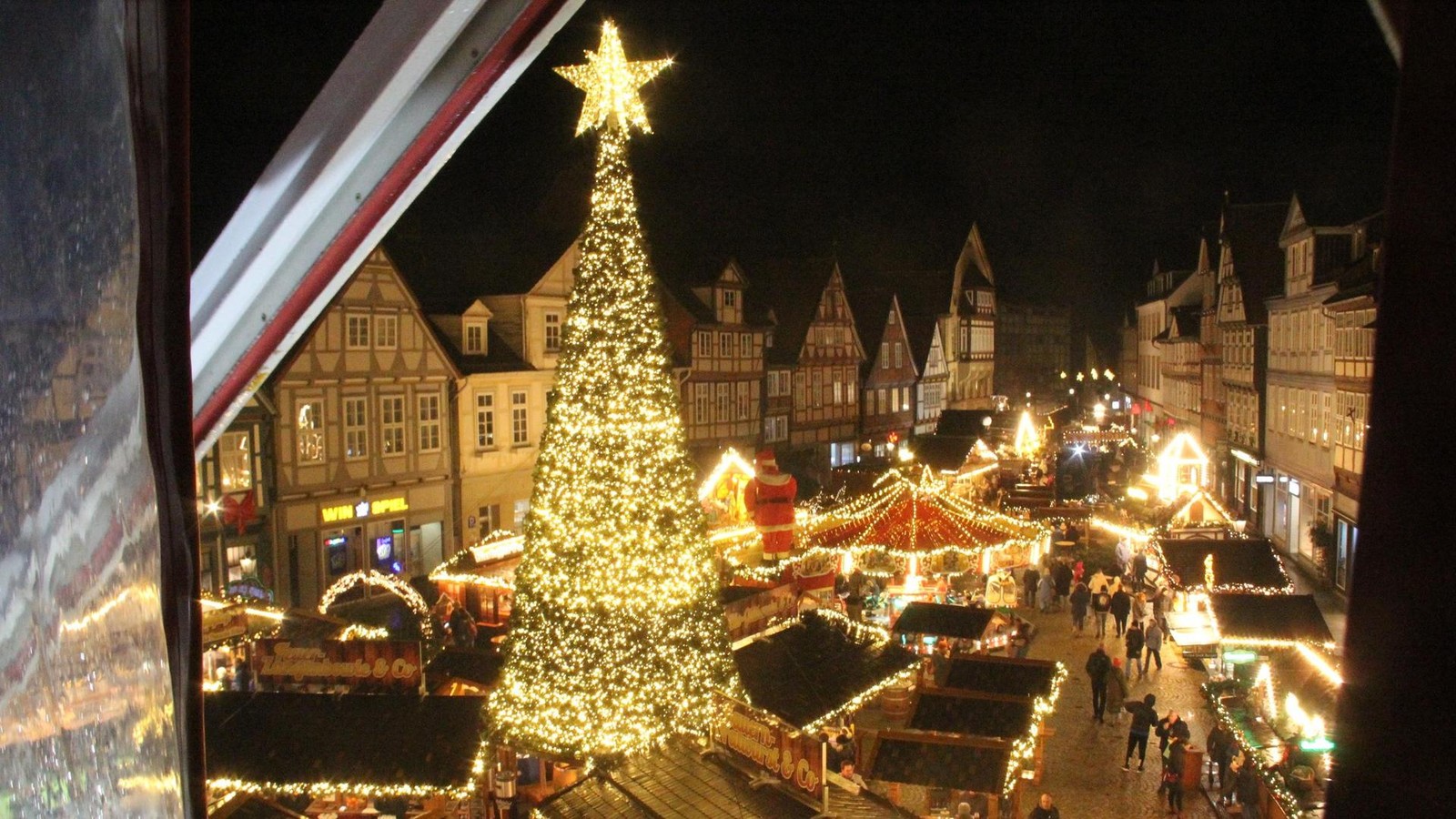 Weihnachtsmarkt-in-Celle-M-rchenhafte-Fachwerkromantik-als-Kulisse