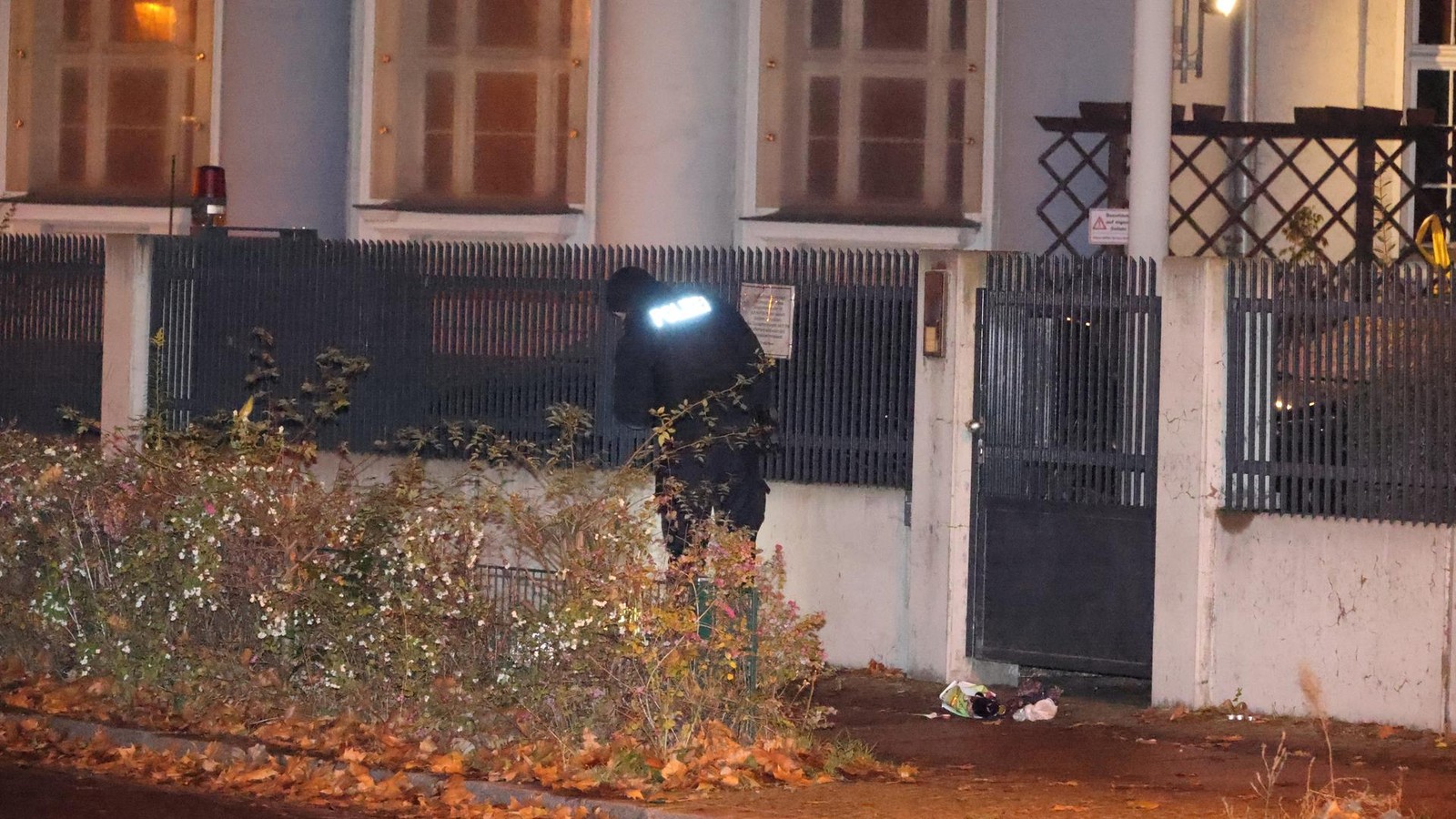 Polizei-untersucht-verd-chtigen-Beutel-vor-Kreuzberger-Synagoge