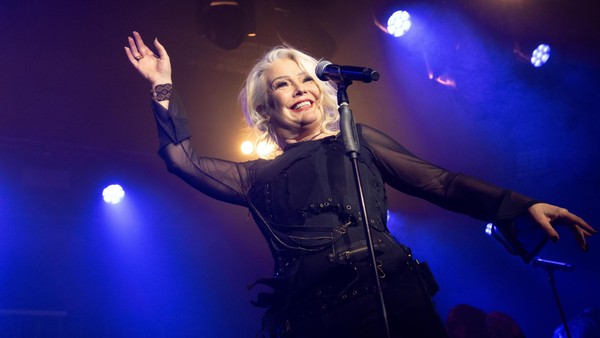 In Feierlaune: Fans singen so laut, dass Kim Wilde kaum noch zu hören ist