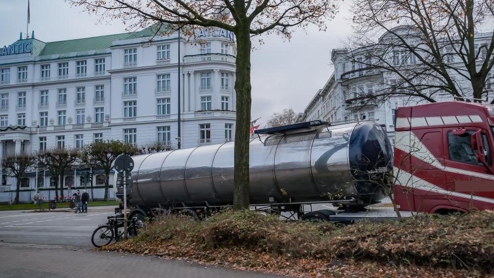 Lkw-erfasst-Radfahrer-vor-Hotel-Atlantic-Opfer-schreit-vor-Schmerzen