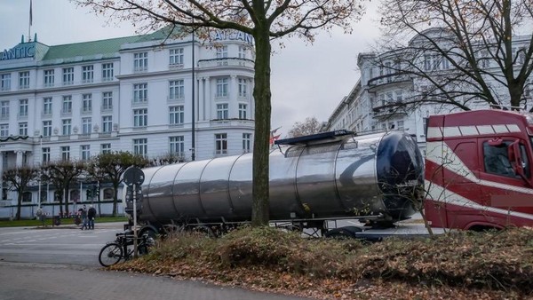 Lkw erfasst Radfahrer vor Hotel Atlantic – Opfer schreit vor Schmerzen