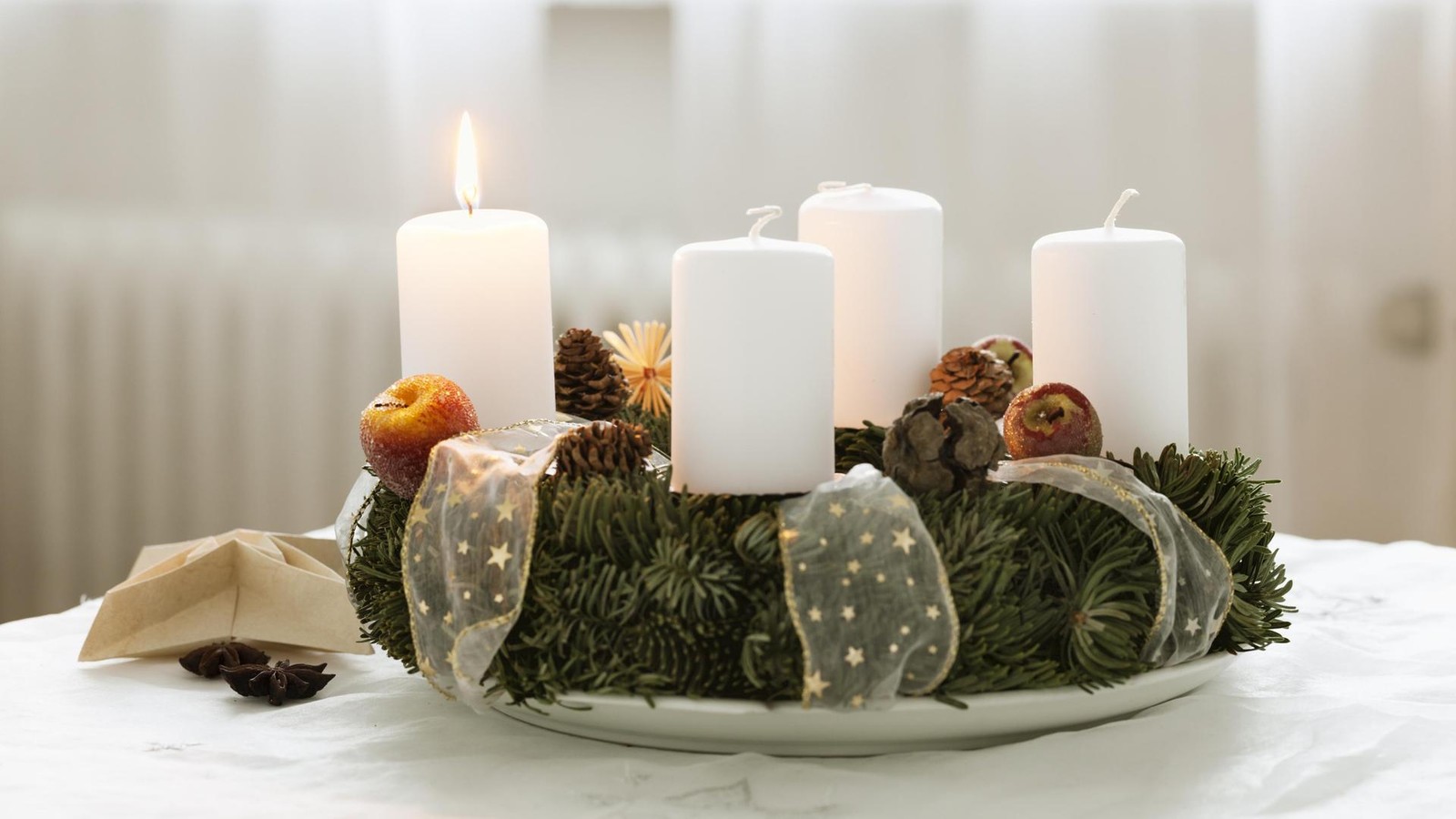 Die-Entstehung-des-Adventskranzes-Warum-er-fr-her-23-Kerzen-hatte