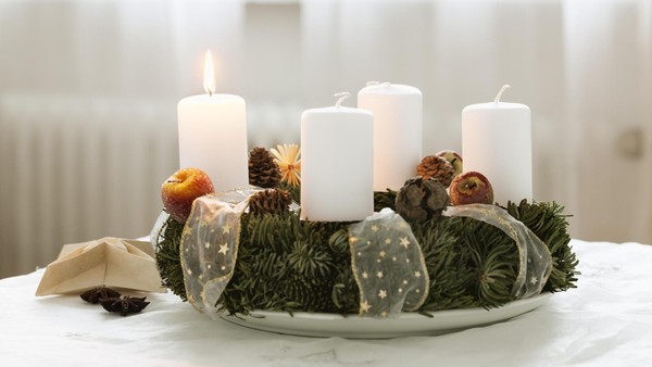 Die Entstehung des Adventskranzes: Warum er früher 23 Kerzen hatte