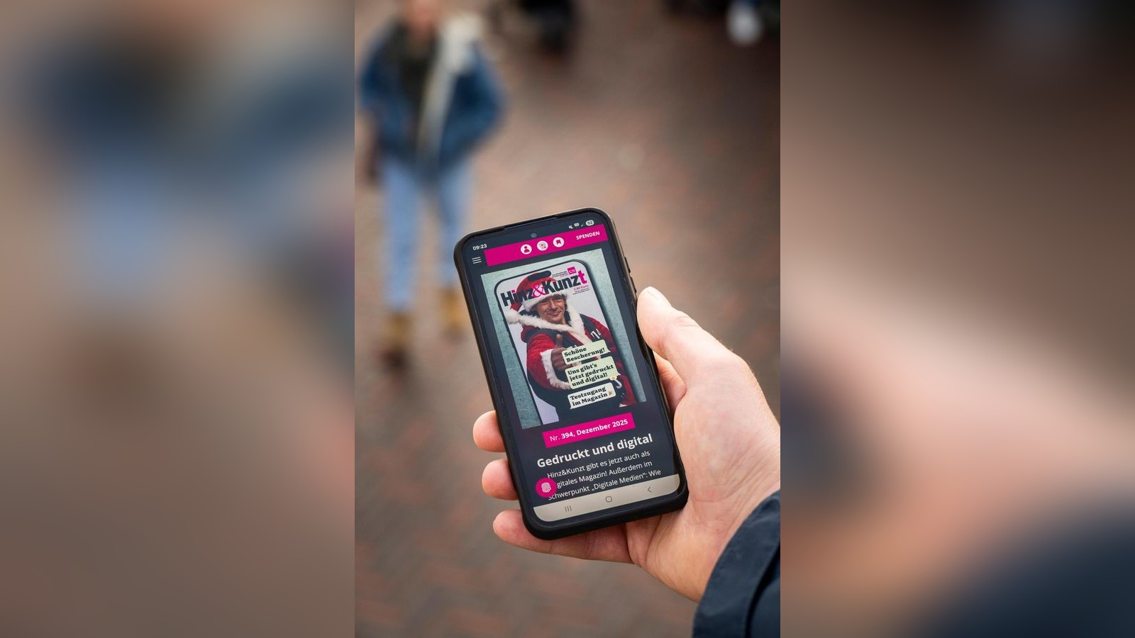 Hinz-Kunzt-verkauft-jetzt-die-erste-digitale-Stra-enzeitung-der-Welt