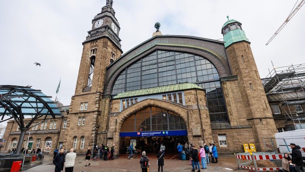 Umstrittener XXL-Screen hängt jetzt im Hauptbahnhof – die ersten Bilder