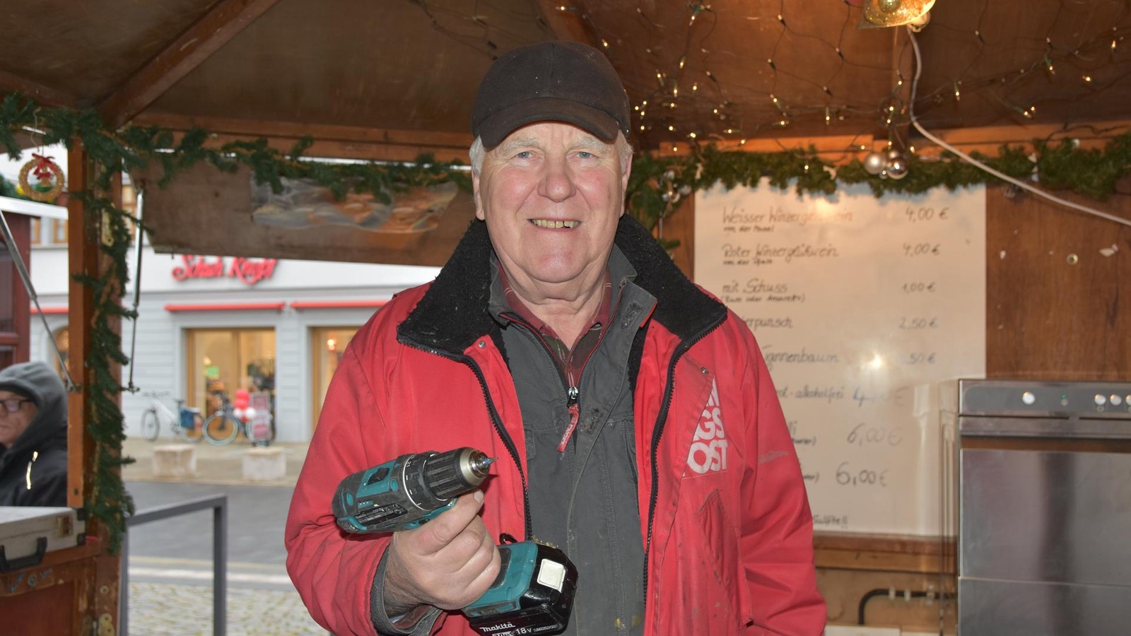 Mit-Bohrmaschine-und-Humor-Letzte-Vorbereitungen-f-r-den-Saalfelder-Weihnachtsmarkt