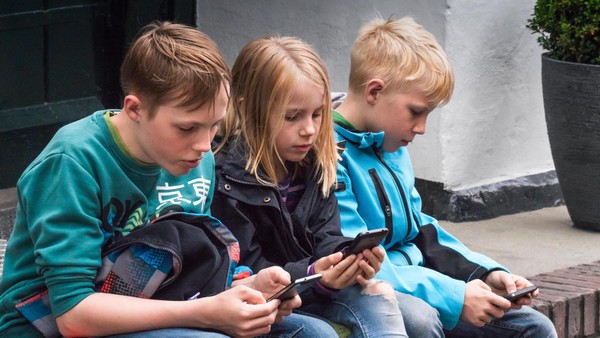 Günther hält an Social-Media-Verbot fest – damit „Kinder wieder draußen spielen“