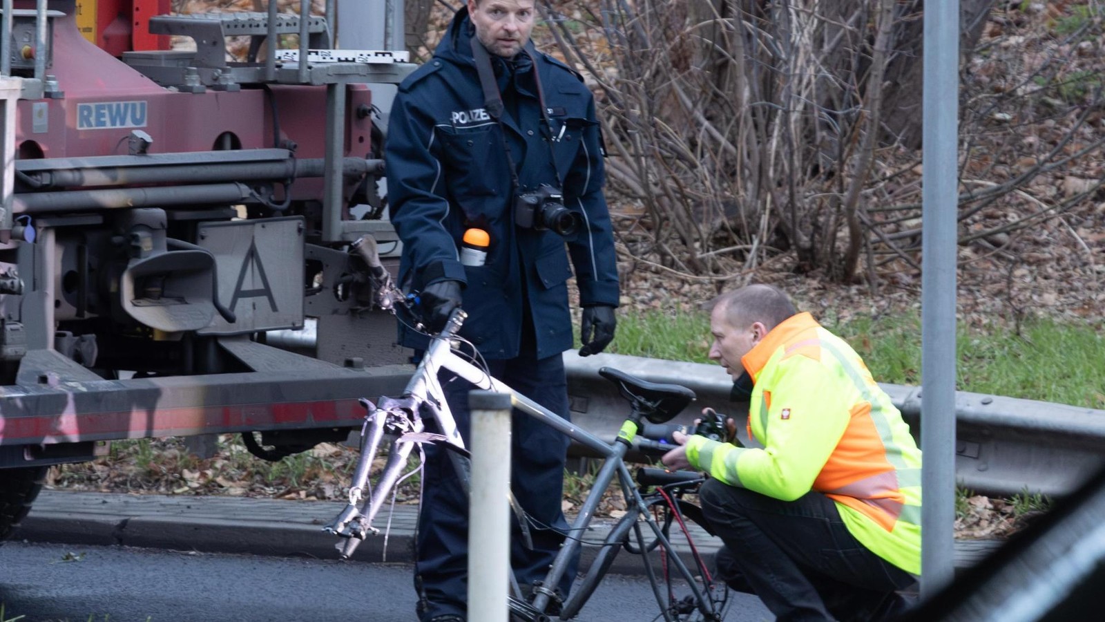 T-dlicher-Unfall-in-Berlin-Lkw-Fahrer-erfasst-Radfahrer-beim-Abbiegen