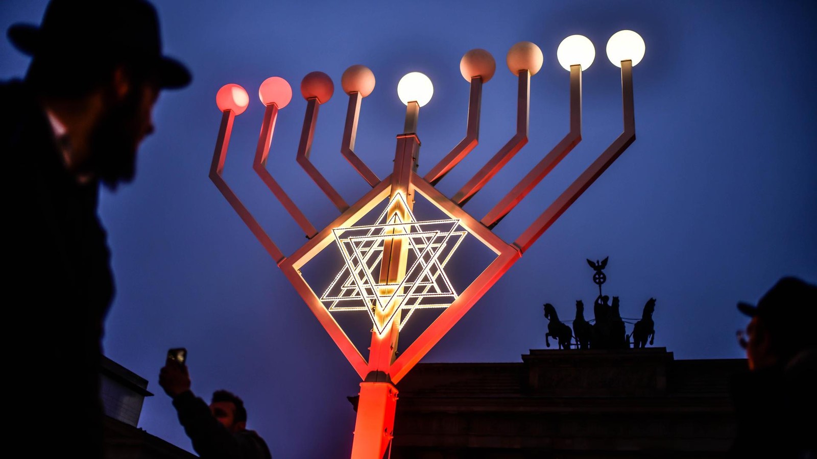 Was-feiern-Juden-an-Chanukka-Bedeutung-und-Br-uche-erkl-rt