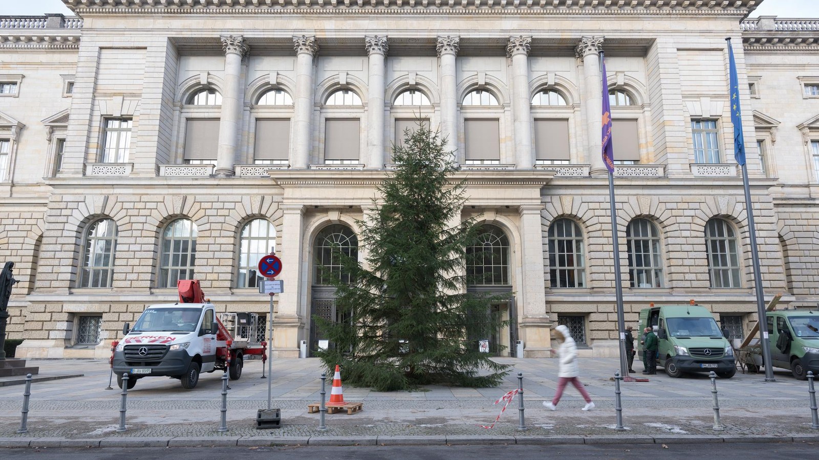 Nach-Transport-Panne-Happy-End-f-r-Weihnachtsbaum-am-Abgeordnetenhaus