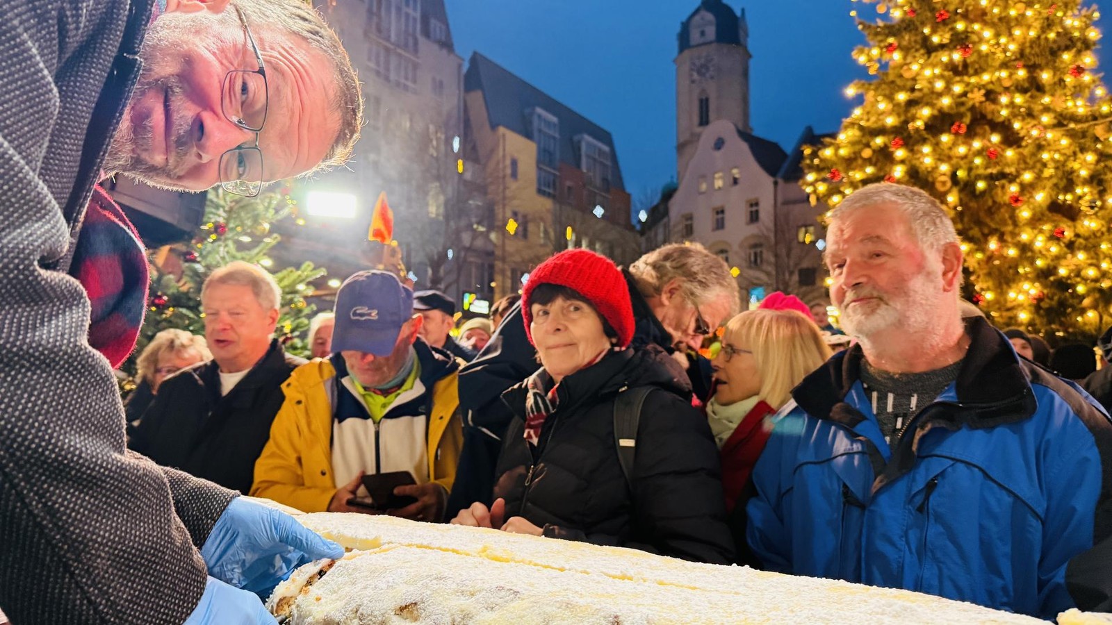 Echte-Sensation-beim-Stollen-Anschnitt-in-Jena-und-ein-gel-stes-R-tsel