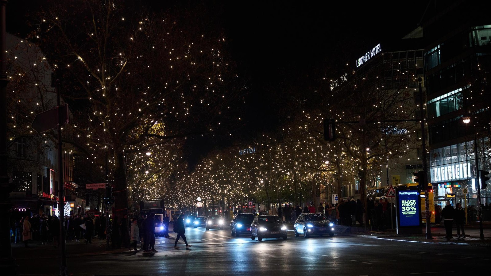 Weihnachtsbeleuchtung-taucht-Ku-damm-ins-Lichtermeer