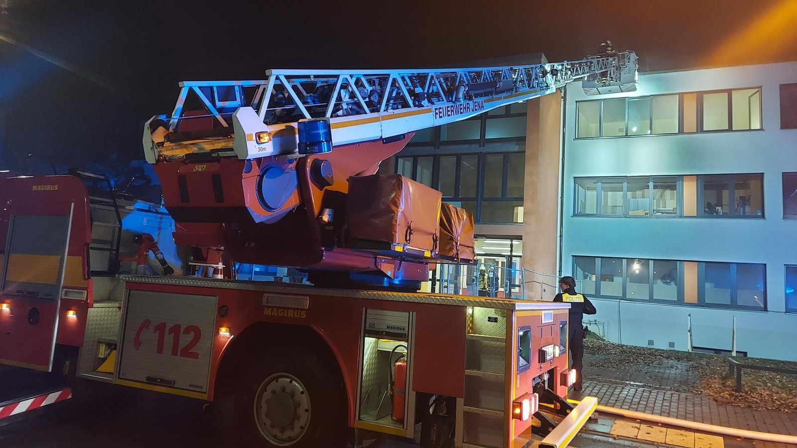 Berufsfeuerwehr-in-Jena-im-Einsatz-Brandalarm-ging-aus-Schule-ein