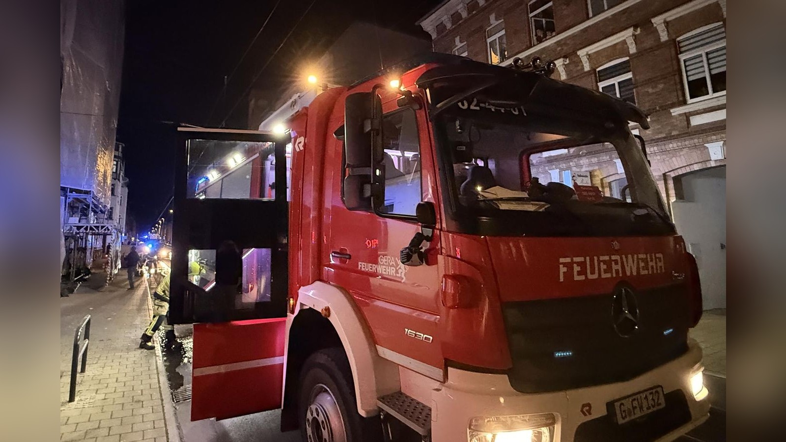 -Kritischer-Wohnungsbrand-in-den-Morgenstunden-h-lt-Geraer-Feuerwehr-in-Atem