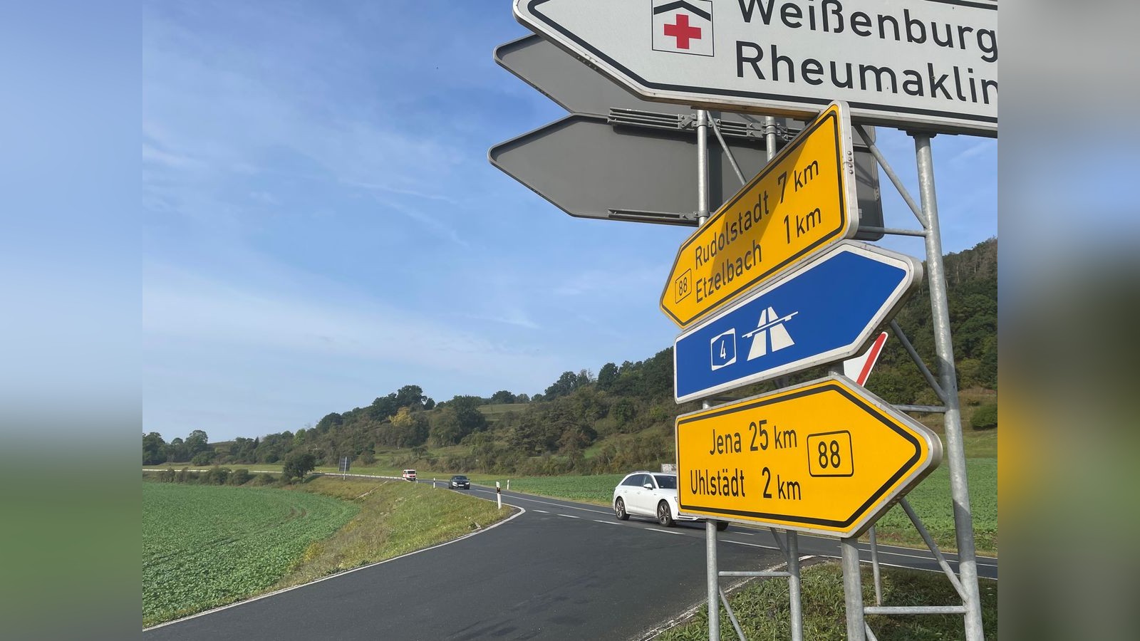 Fahranf-nger-rammt-stark-betrunkene-Frau-Gro-e-Aufregung-nach-Kollision-auf-B88-im-Saaletal