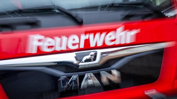 Feuerwehr-Einsatz in Wolfsburg: Lagerhalle brennt – Rauch von Weitem zu sehen