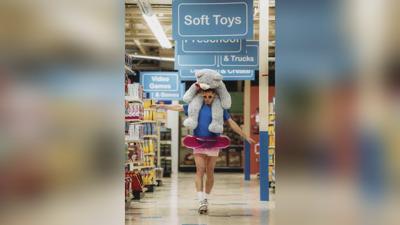 Ausbrecher-versteckt-sich-im-Spielzeugladen-Der-Hochstapler-