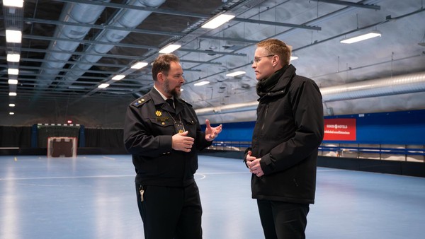 Daniel Günther besucht Helsinki: Ein Bunker als Spielplatz