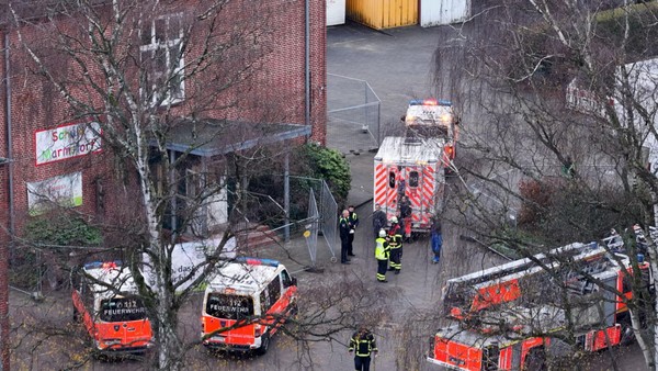 Dramatischer Einsatz an Grundschule – Bauarbeiter schwer verletzt