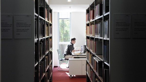 Jura-Studenten sorgen für „Bücherchaos“ – Hamburger Bib muss schließen