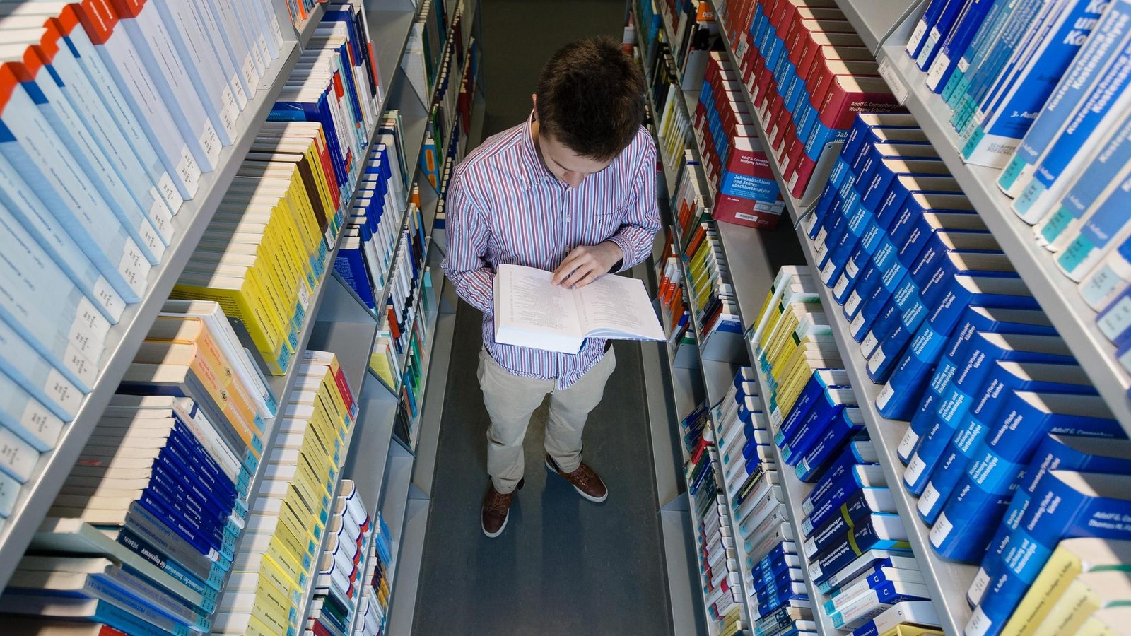 Jura-Studenten-verstecken-Lehrb-cher-Hamburger-Bib-muss-schlie-en