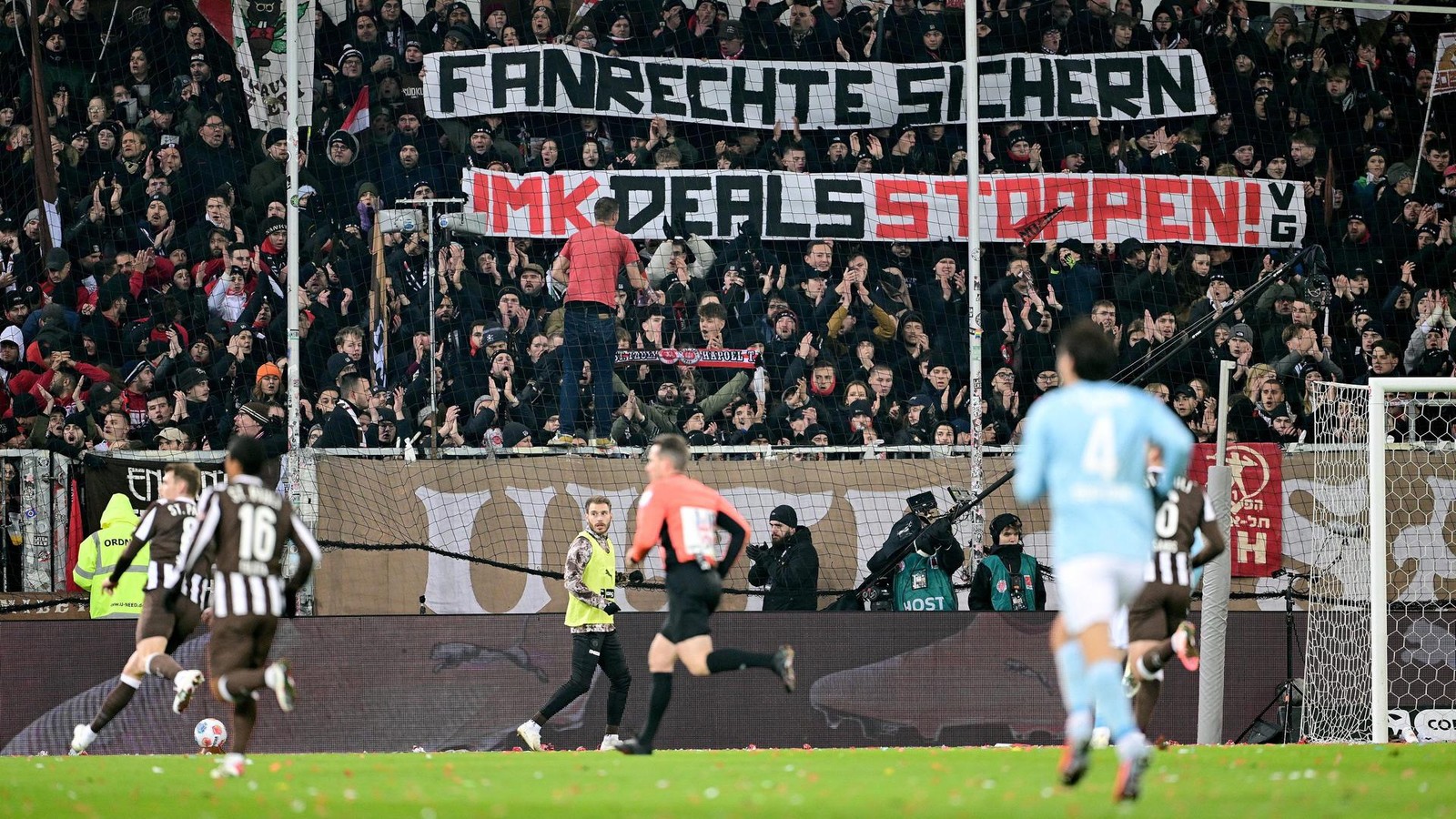 St-Paulis-Fanhilfe-schl-gt-Alarm-und-ist-von-Andy-Grote-tief-entt-uscht