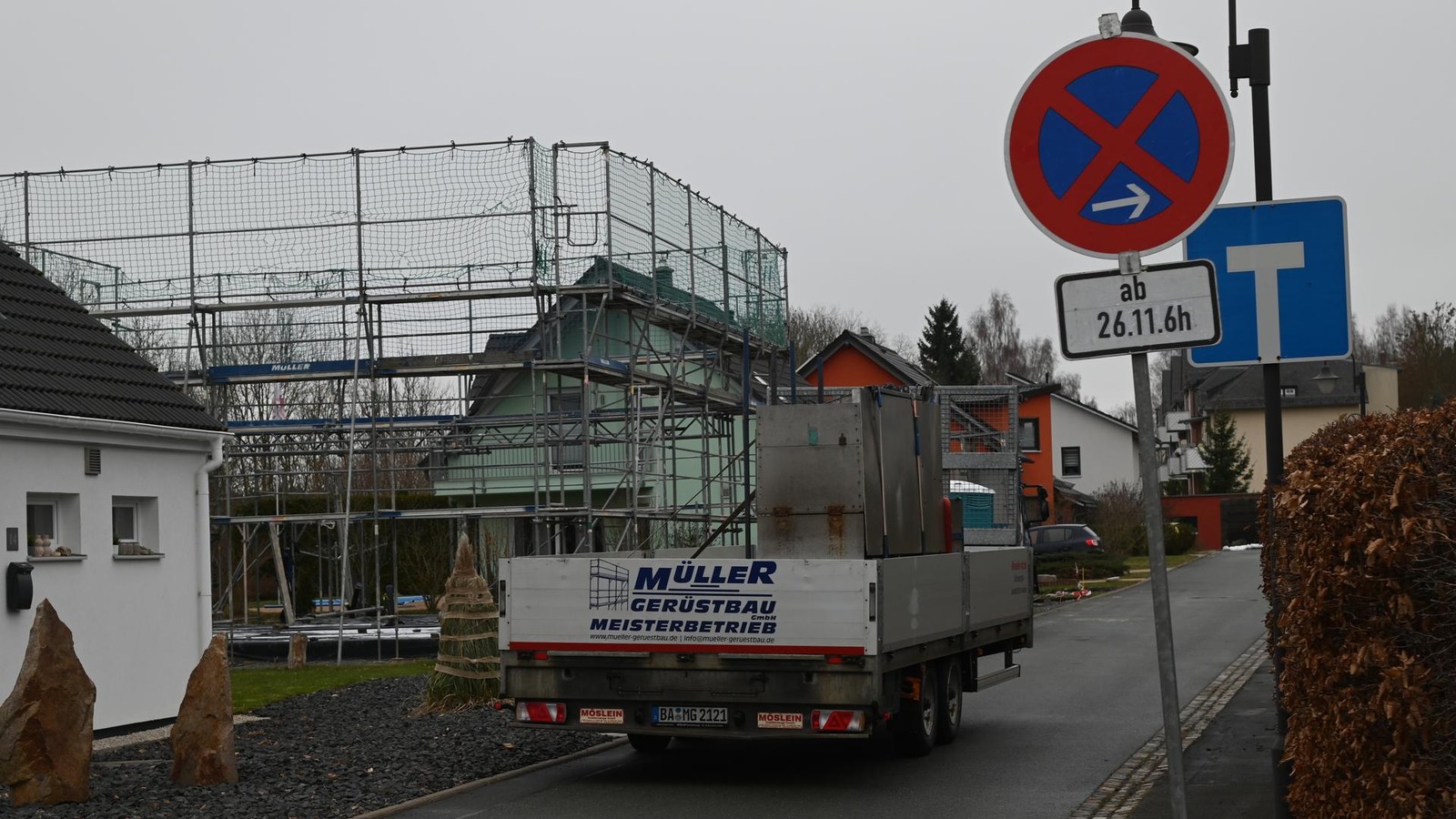 Anwohner-einer-Sackgasse-in-Sorge-Baukran-auf-der-Fahrbahn-sperrt-Feuerwehr-und-Rettungsdienst-aus