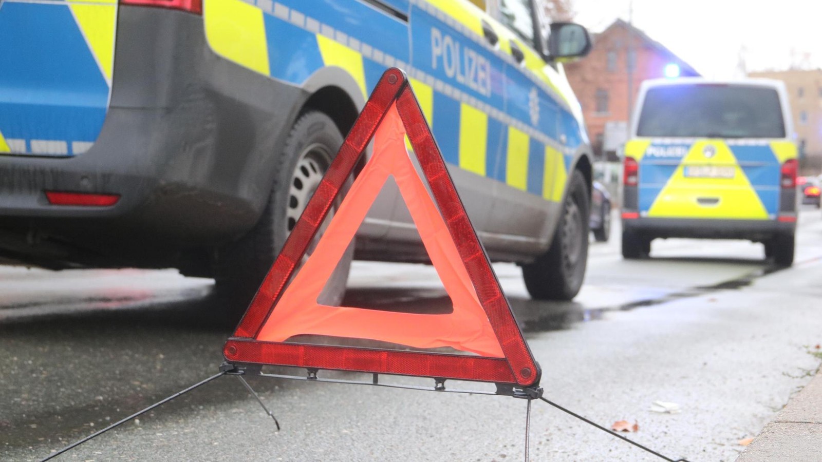 Eiskalt-erwischt-Lkw-wird-im-Kreis-Nordhausen-von-Eisscholle-getroffen