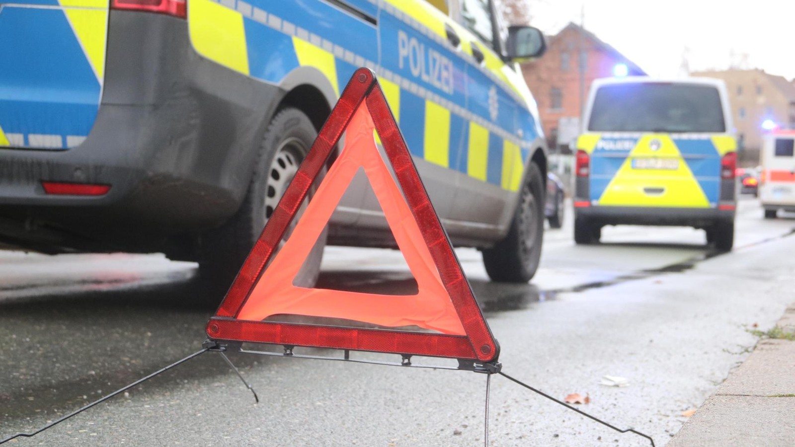 Kreis-Nordhausen-Auto-kommt-von-Stra-e-ab-und-kollidiert-mit-Erdhang