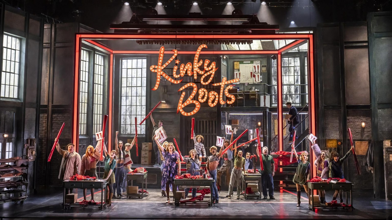 Musical-Kinky-Boots-M-nner-auf-High-Heels-und-viel-Musik-von-Cyndi-Lauper