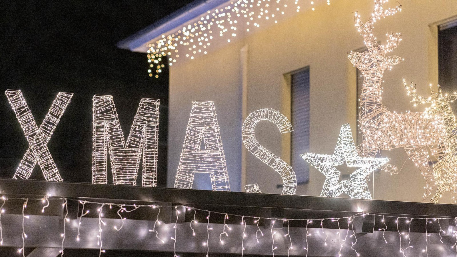 Bunte-Figuren-zahlreiche-Lichter-Hier-stehen-Weihnachtsh-user-in-Dinslaken