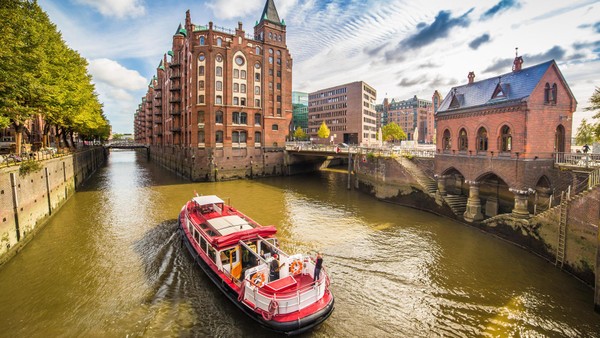 Fusion im Hafen: Barkassenreeder Abicht und Meyer schippern bald gemeinsam