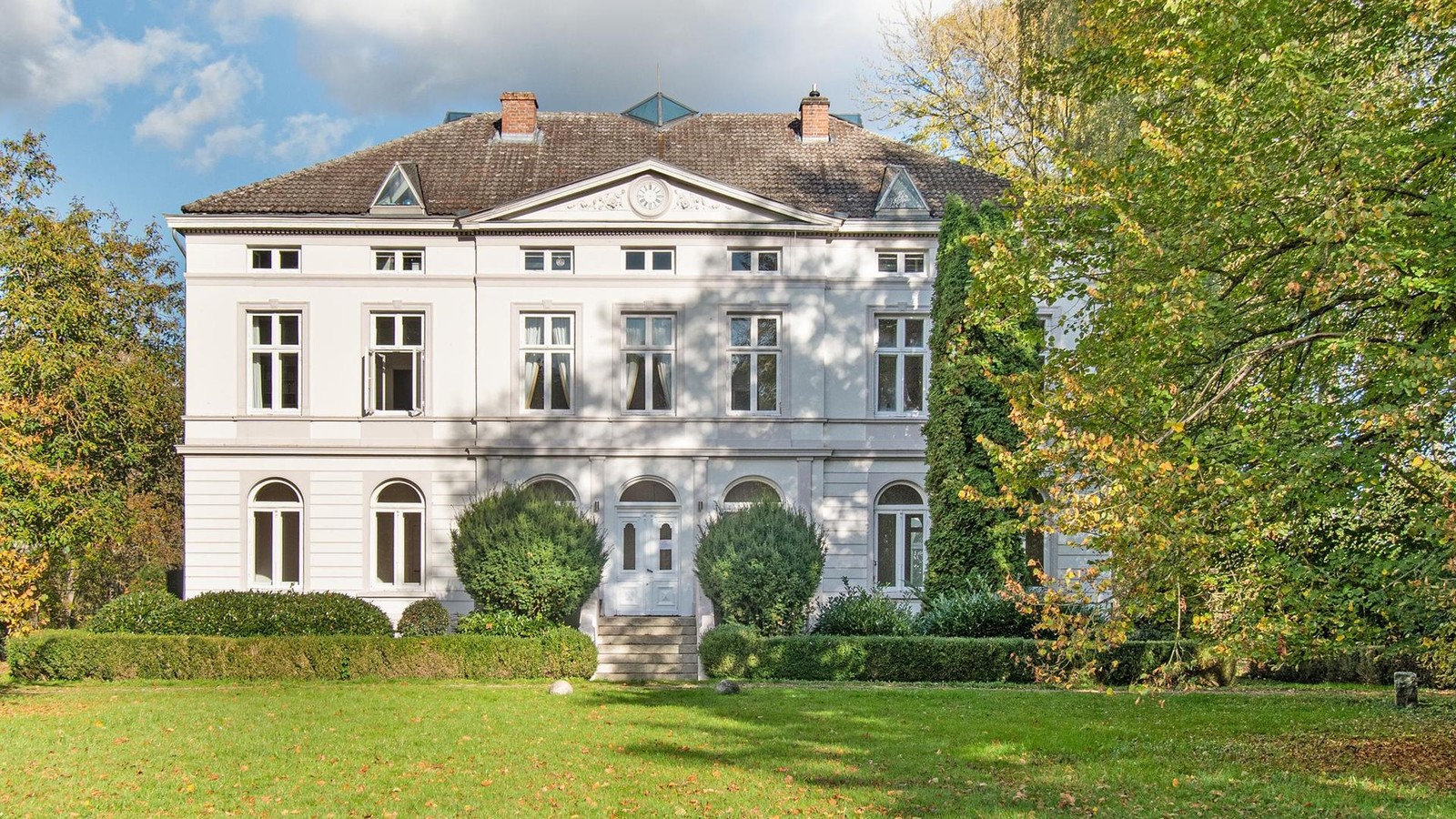 Leben-wie-ein-Gutsherr-Historisches-Anwesen-mit-weitl-ufigem-Park
