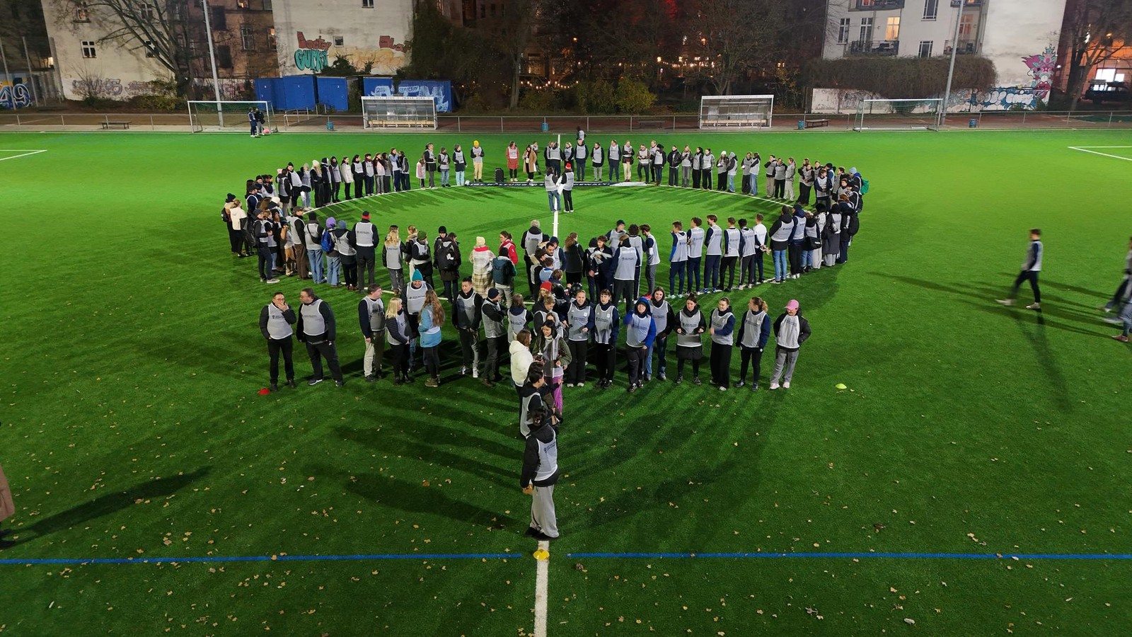 Zum-Aktionstag-Riesiges-Venus-Symbol-gegen-Frauen-Gewalt