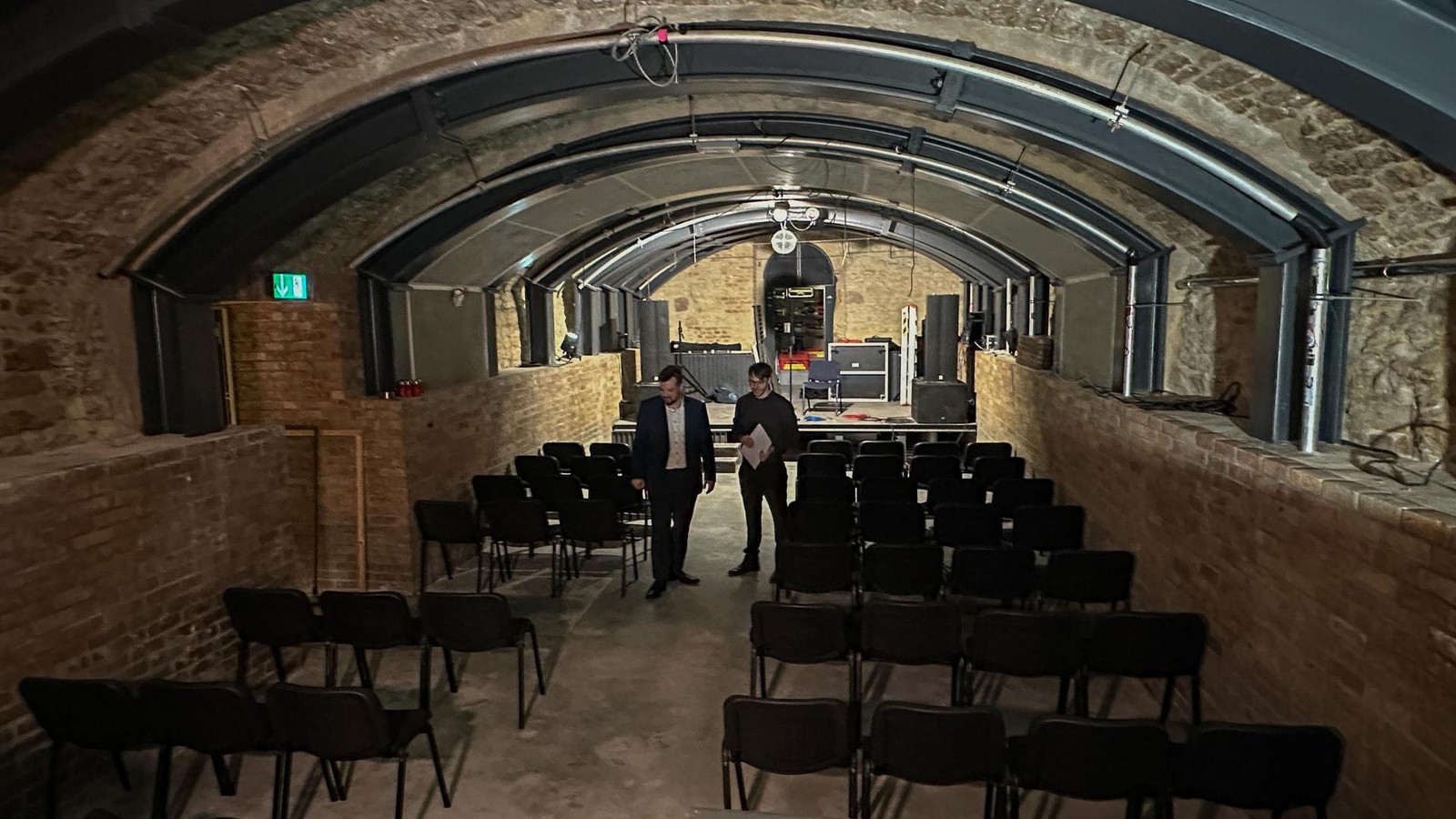 Wasser-l-uft-die-Treppe-hinunter-Kult-Club-in-Jena-muss-Sands-cke-stapeln