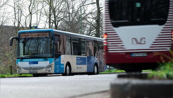 Leere Busse zur Uni? So viele Studenten kommen mit dem Auto