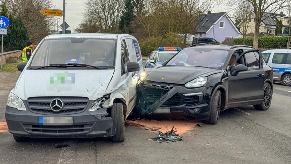 21 Jahre alter Porsche-Fahrer bei Unfall auf Kreuzung schwer verletzt