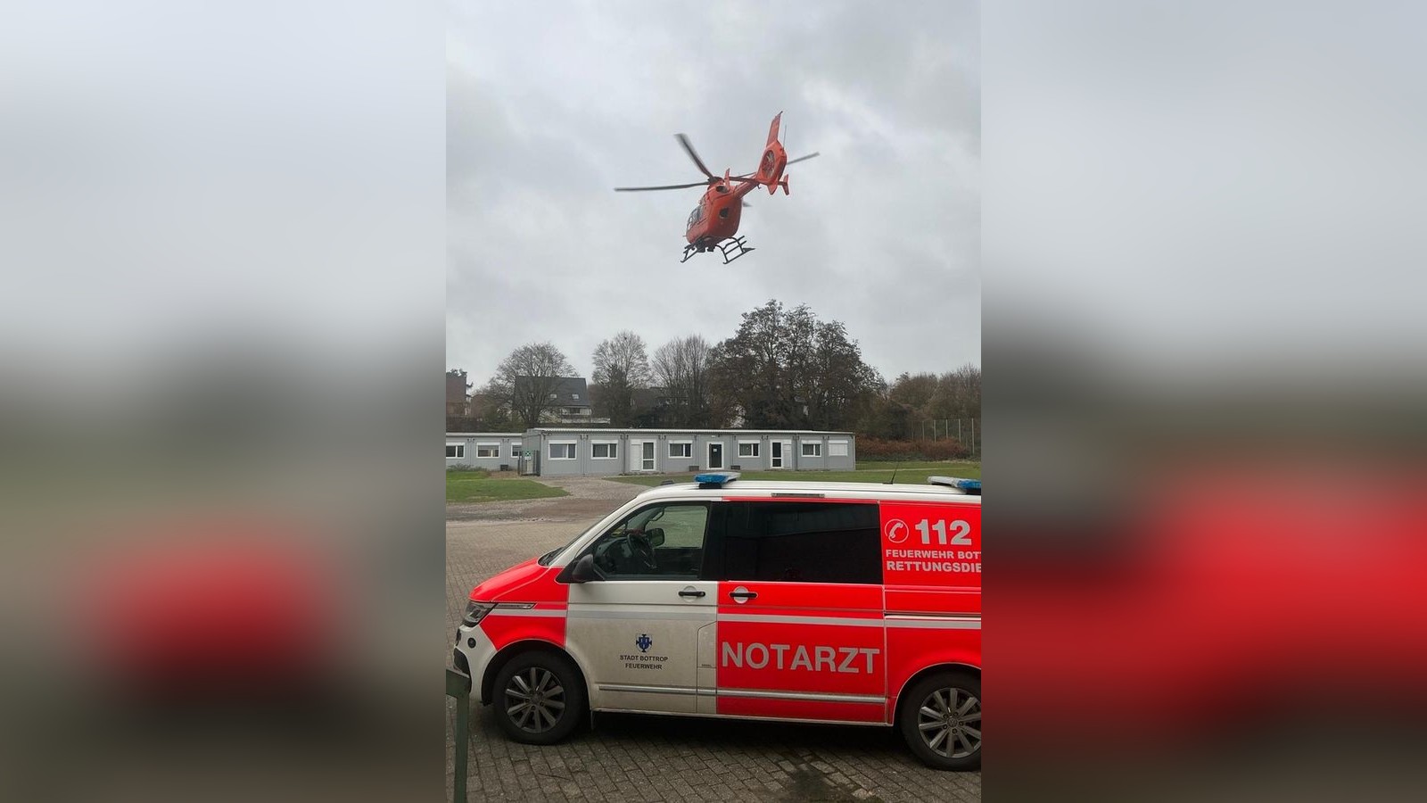 Auto-kollidiert-frontal-gegen-Lkw-Rettungshubschrauber-auf-Horster-Stra-e