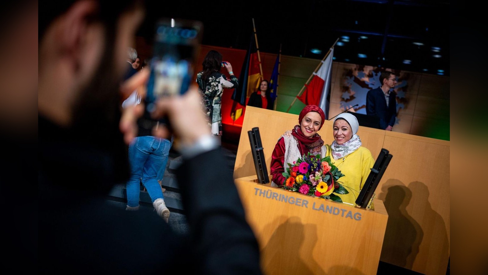 Zwei-Koffer-und-ein-Traum-Wie-Neub-rger-in-Th-ringen-ihren-deutschen-Pass-feiern