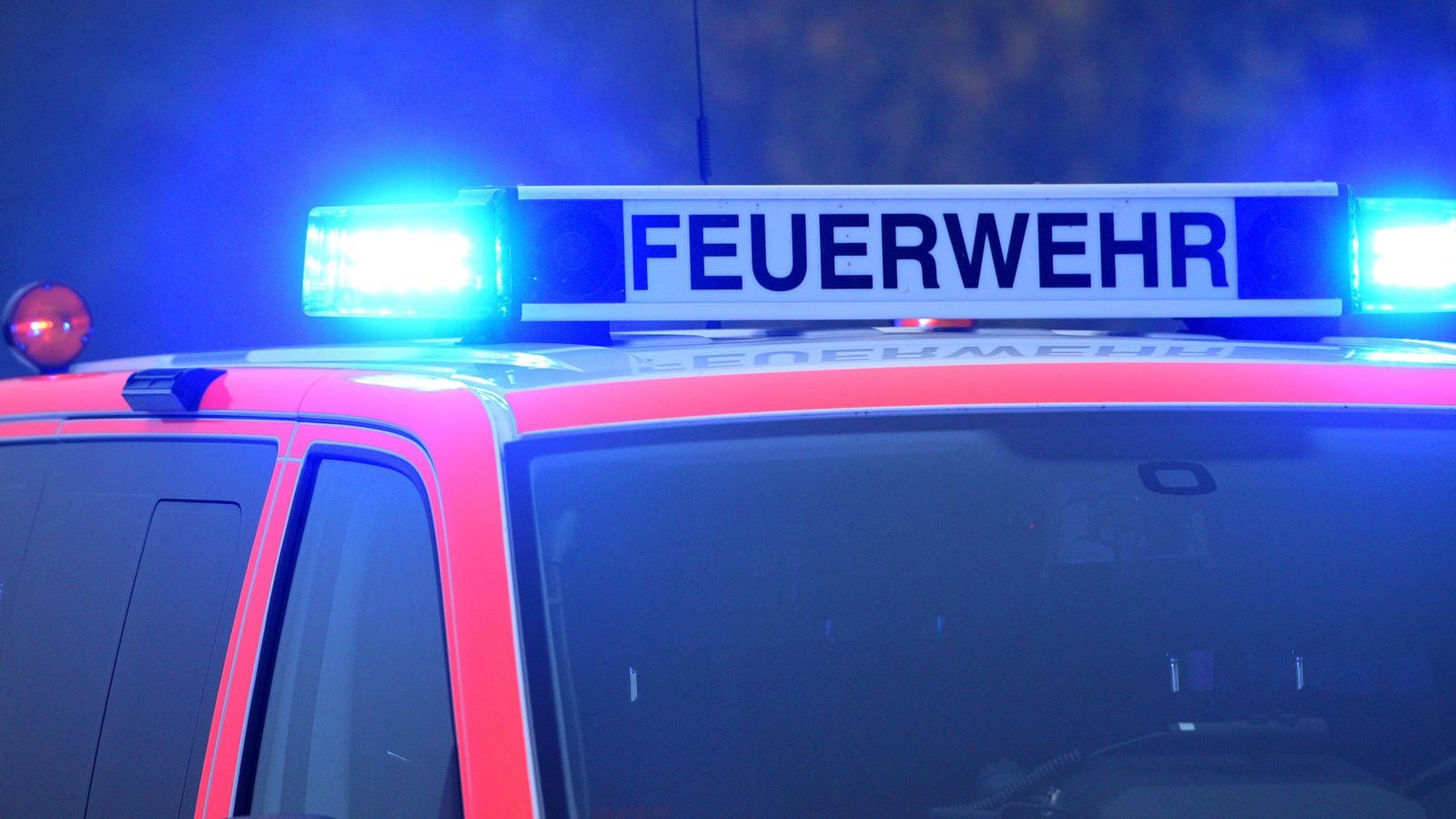 Gasgeruch-in-Mehrfamilienhaus-Feuerwehr-im-Einsatz