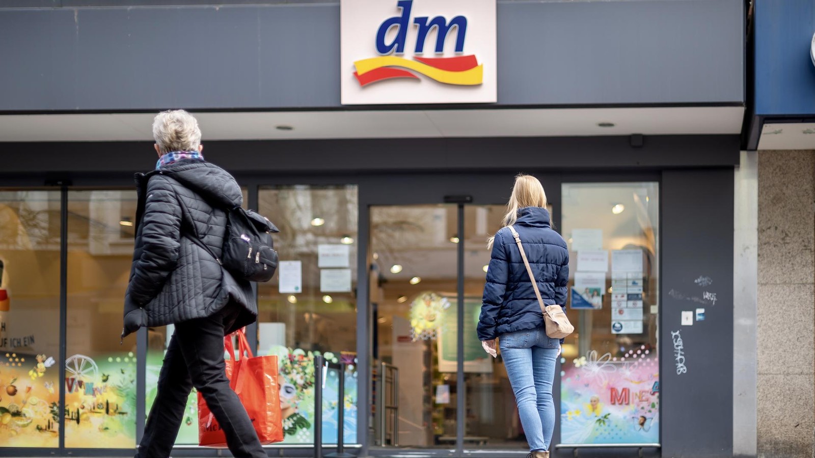 dm-unter-Druck-Kunden-fordern-klare-Abgrenzung-zur-AfD