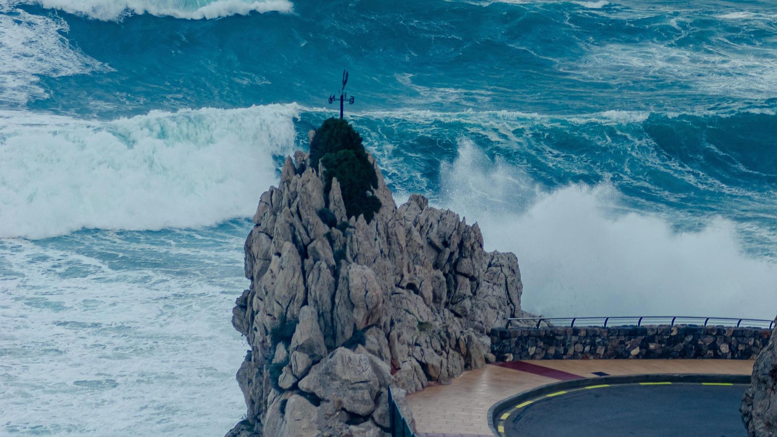 Wintersturm-tobt-auf-Mallorca-Bis-zu-zw-lf-Meter-hohe-Monsterwellen-erwartet