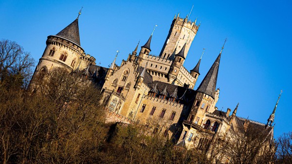 „Maxton Hall“-Fans stürmen Schloss Marienburg – Adventsöffnung abgesagt