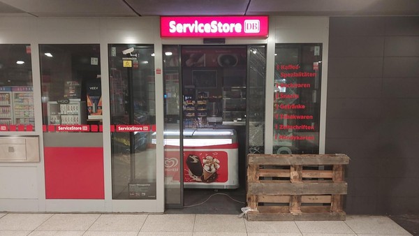 Mann zerstört Tür von Kiosk im Bahnhof Reeperbahn und erbeutet fast nichts