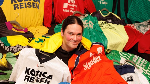 Kurios: Fan sammelt Trikots von Essener Fünftligist – und findet eins in Malaysia!